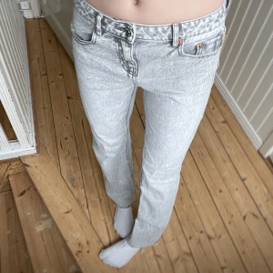 Jeans - Supersnygga grå, lågmidjade jeans från Stradivarius💕använda en gång så i nyskick! 100 kr+frakt🫶🏼Nypris 350kr