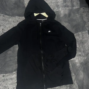 Nike tröja - Svart Nike zipup tröja, använd men i mycket bra skick 