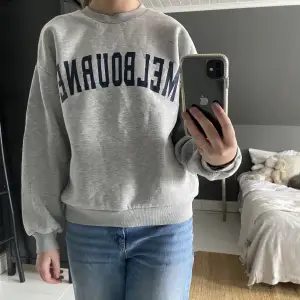 Säljer denna gråa sweatshirt i storlek M från Gina tricot💗