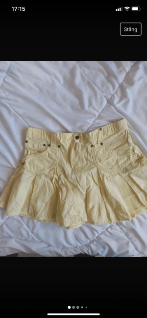 Gul kjol - Fin gul kort kjol som knappt har kommit till användning. 38cm bredd ihöften. Går att använda både som låg och hög midjad 