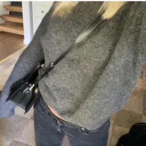 Stickad tröja Zara grå - Jättefin stickad tröja som är från zara men köpte här på Plick. Köparen står för frakt💖💕💖🙏(lånade bilder)