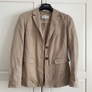 Snygg kavaj! - Randig beige kavaj som är såå snygg! Har inte kommit till användning hos mig! 