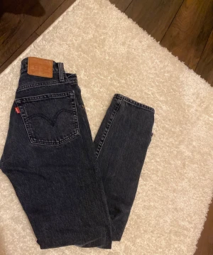 Levis 501 w24 - Levis 501 jeans i superfint skick! Storlek W24 L28 Använda fåtal gånger  Svart/blå färg