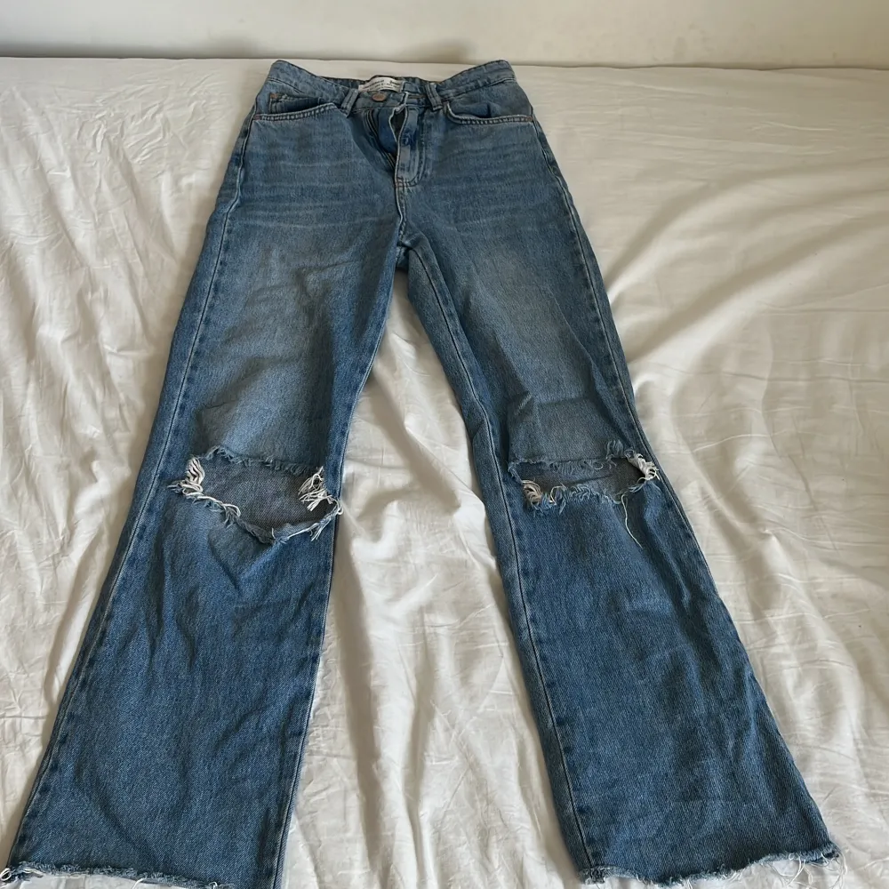 Säljer min håliga jeans i storlek 32. Jeans & Byxor.