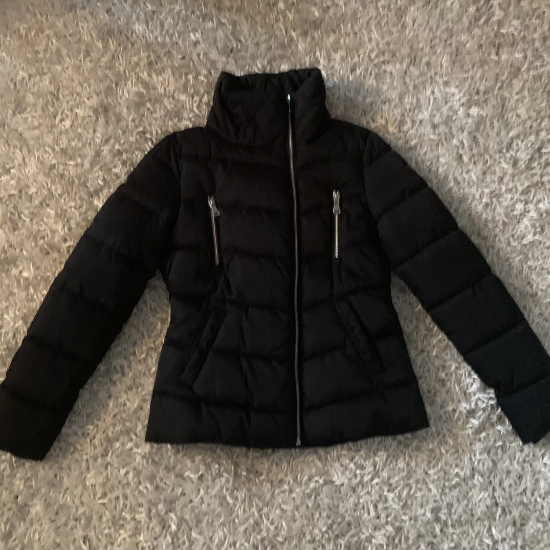 Svart kroppad jacka från Ellos