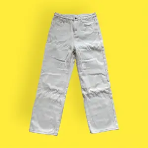 Ett par krämvita jeans, raka ben. Med foder på insidan, värmer på vintern, lite tjockare i material än vanliga jeans. I fint skick, inga slitage eller fläckar. Står storlek L men ser ut som M. Mått: midja 36 cm, innerbenslängd 73 cm, benöppning 24 cm. 