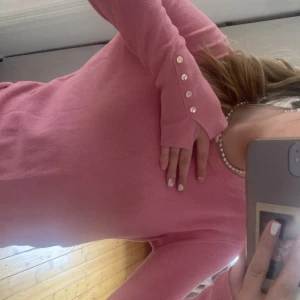 Rosa tröja - Jätte fin rosa zara tröja med guldiga knappar, säljer pga den inte kommer till användning. Bra skick!