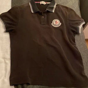 Moncler Pike - Garderobsrensning! En fin monclerpike som är använd! Storlek M Slim fit, passar S perfekt!  Hör av er vid ytterligare frågor!