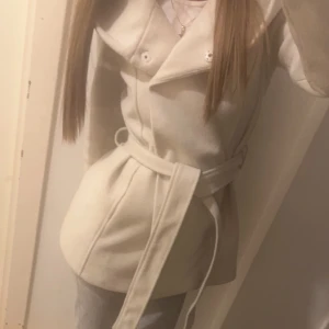 Beige kappa - Beige fin kappa inte så använd, fint skick, ny pris 700