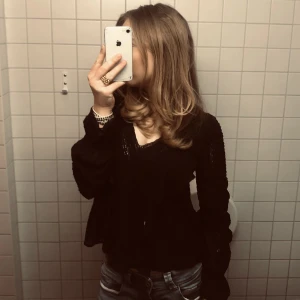 INTRESSEKOLL - Intressekoll på denna fina blus! Är inte säker på att jag säljer dock, men vill se vad folk är villiga att ge. 💋