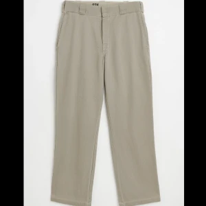 Our Legacy x Dickies  - Our Legacy x Dickies byxor. Storlek 34/32. Helt nya med tags på. Fler bilder kan kan fås.