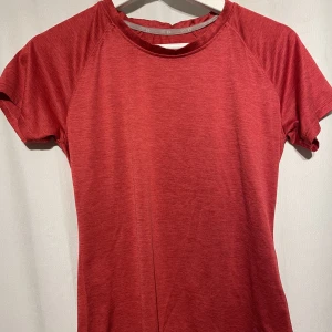 Tränings t-shirt - En röd tränings t-shirt. Använd någon gång. Skönt material. Formar och sitter fint💗