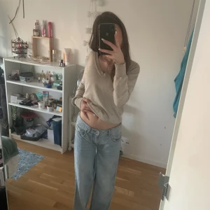 Jeans!! - Säljer dessa jättefina jeansen som är nya men är tyvärr för långa. Dem är lågmidjade och bootcut/baggy! Kom privat eller kmt för fler frågor