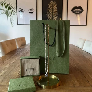 Gucci halsband  - Säljer nu ett jättefint Gucci halsband.  Halsbandet är i nyskick och har inga repor alls.  Alla orginal saker ingår inklusive kvitto. Kontakta gärna vid frågor eller funderingar. 