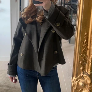 Kort kappa - Mörkgrön kappa från Mango. Jackan är i storlek Xxs men passar mig som vanligtvis bär Xs och S och är 166 cm. Jackan är köpt förra året men är bara använd ett fåtal gånger och i mycket väl skick.