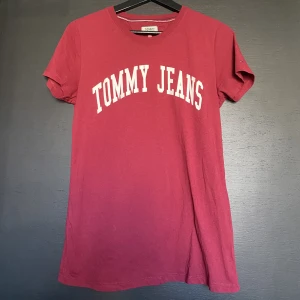 Tommy Jeans T-Shirt - Mycket fräsch och snygg T-shirt. Knappt använd mycket bra skick. Storlek S.