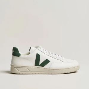 Veja skor - Säljer nu mina älskade veja skor som är så snygga och perfekta till våren! Storlek 39. Nypris: 1720kr