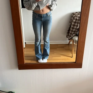 Low rise jeans - Säljer dessa på grund av att de inte kommer till användning. De är helt nya och är inte använda, bara testade. Säljer dom för 250 kr + frakt på 60 kr. Pris kan diskuteras. Nypris 599 kr 
