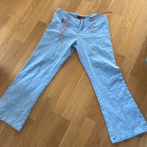 kat jeans - hej, säljer mina Kat jeans. Köpte för 800kr och säljer för 350kr❤️ köpare står för frakten. Inga defekter. Använt 1-2 gånger❤️pris kan diskuteras 