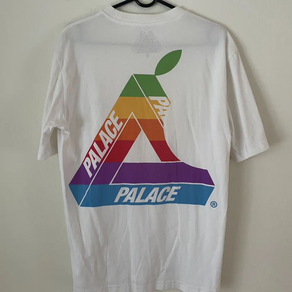 Unik palace t-shirt. Sitter overzied, passar också M.. T-shirts.