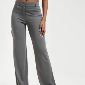 Superfina lågmidjade kostymbyxor fr Nelly ”I Love It Low Waist Suit Pants”. Helt oanvända med prislappen kvar. Nypris 499kr  Kan mötas upp i Stockholmsområdet eller skicka på post.