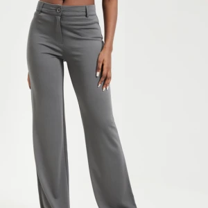 Lågmidjade kostymbyxor Nelly - Superfina lågmidjade kostymbyxor fr Nelly ”I Love It Low Waist Suit Pants”. Helt oanvända med prislappen kvar. Nypris 499kr  Kan mötas upp i Stockholmsområdet eller skicka på post.