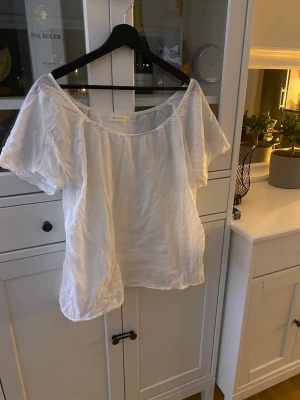 Damkläder  - Dam kläder i olika storlekar. 30 kr plagget.  Hör av er för mer information