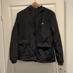 Vindjacka med luva - Sällan använd