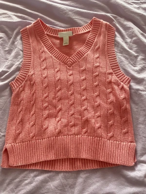 Rosa väst - Denna västen från Monki passar S