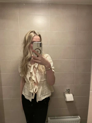 Gullig topp - Jätte fin topp som man kan ha åt båda hållen!! 😍aldrig använd! Frakten är inte inräknad! 