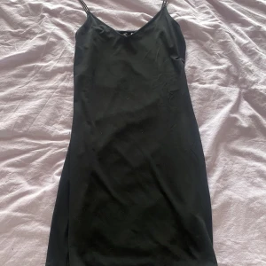 Svart klänning  - Svart klänning med strassband( imiterade ) perfekt inför sommarens kvällar 