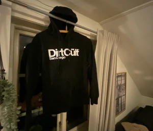 Dirtcült hoodie - Storlek M, sitter som en s/xs, knappt använd