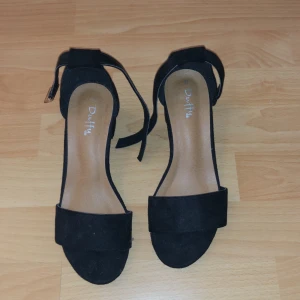 Svarat klackar  - Svarta klackar i storlek 37 men passar mig som har storlek 39, lite tajta men passar. 