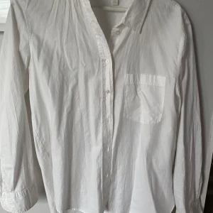 Skjorta - Vit skjorta med en ficka🫶🏻aldrig använd!