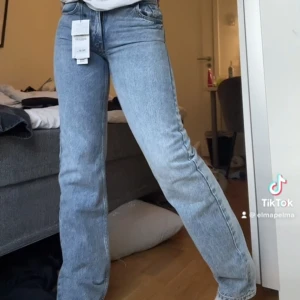 Straight blåa zara jeans - Ett par såå snygga blåa straight mid waist jeans ifrån zara💗 använda men i bra skick! se defekt på dragkedja på bild 3, säljer likadana fast svarta!!
