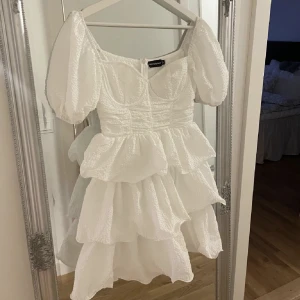 Student klänning - Säljer denna vita fina klänningen från Pretty little things. Den är endast testad, så prislappen är kvar!