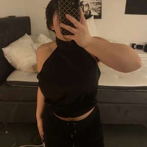 Halter neck linne - Jättefin festtopp från ginatricot med öppen rygg i jätteskönt skilkes ish tyg🖤 Strl 38 men knyts i ryggen så kan även passa mindre samt större. Säljs då den tyvärr inte kommer till användning. skriv för fler bilder❤️‍🔥