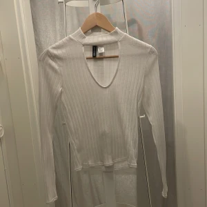 Vit tröja - Vit tröja med u ringning. I fint sick endast använt ett fåtal gånger. Storlek S