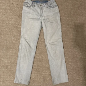 Jeans mid waist  - jeans mid waist i ljusblå med fina fickor, är i strl 36, passar jättefint men har inte kommit till användning tyvärr, ställ frågor om ni har några elr om ni vill ha fler bilder💗