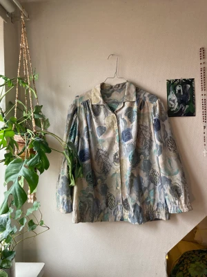 80tals blus - Jättefin blommig 80s blus i silkesliknande material. Väldigt och skön och snygg! 