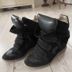 Isabel Marant  - Intressekoll på mina älskade Isabel Marant skor!! Sparsamt använda under förra våren, men tecken på användning finns. Dom är kemtvättade och sen dess inte använda ! Kom med prisförslag 💙 nypris ca 5000