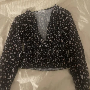 Blus  - En jätte söt blommig blus som har kommit till användning vid 2-3 tillfällen💗 den är stretchig men sätter sig väldigt fint på 