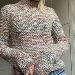  stickad tröja - Så snygg stickad tröja i olika färger o den är lite glittrig👌🏿🥰köp ej frakt via appen❤️