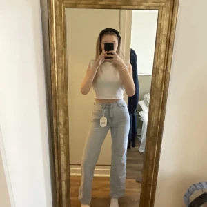 Ljusblå jeans  - Säljer mina helt nya ljusblåa jeans som är raka i benen. Säljer byxorna för att jag tycker att dom är lite tajta, storlek 36 men passar en 32/34a. Jätte fin model, färg  och passform ( köparen står för frakt)💗 pris kan diskuteras 