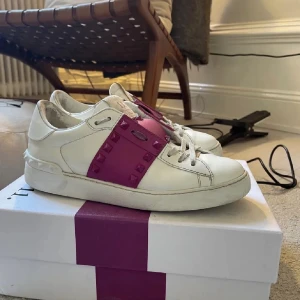 Valentino skor - Säljer mina Rosa/ lila skor med nitar, flera nitar har lossnat, man kan antingen gå till en skomakare och beställa nya eller på valentino sida. Kostar runt 6000kr nypris🥰givetvis äkta