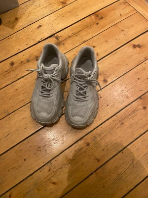 Skor från Bershka 42,5 - Schysst skor för billigt pris. Dom är i bra skick. Köparen står för frakt 🚚 