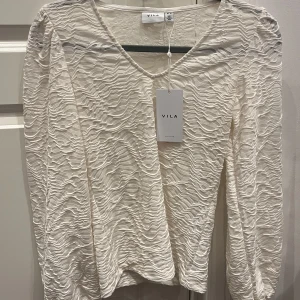 Blus från Vila - Vit blus från Vila i storlek 34. Aldrig använd, prislapp kvar. Köparen står för frakten!💗