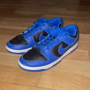 Nike dunk - Säljer mina sjukt snygga Nike dunk. Dom är använda och creasade men om man sätter i crease skydd så försvinner creasen. Kan sänka priset vid snabb affär. Kom privat för mer info!