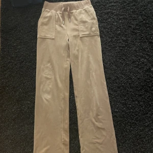 juicy - säljer mina juicy byxor❤️dem är inte utvättade men doch har dem små hål mellan benen som inte syns när man har på dem❤️skriv för fler bilder och frågor. kan diskutera pris