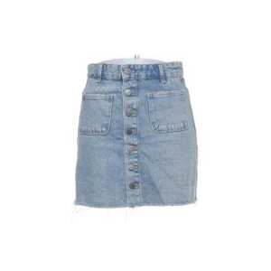 Jeans kjol - Jeanskjol med skitcoola knappar och fickor! Tyvärr passar den inte mig💕